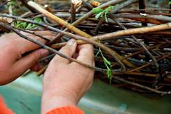 Une participant tissant du rotin